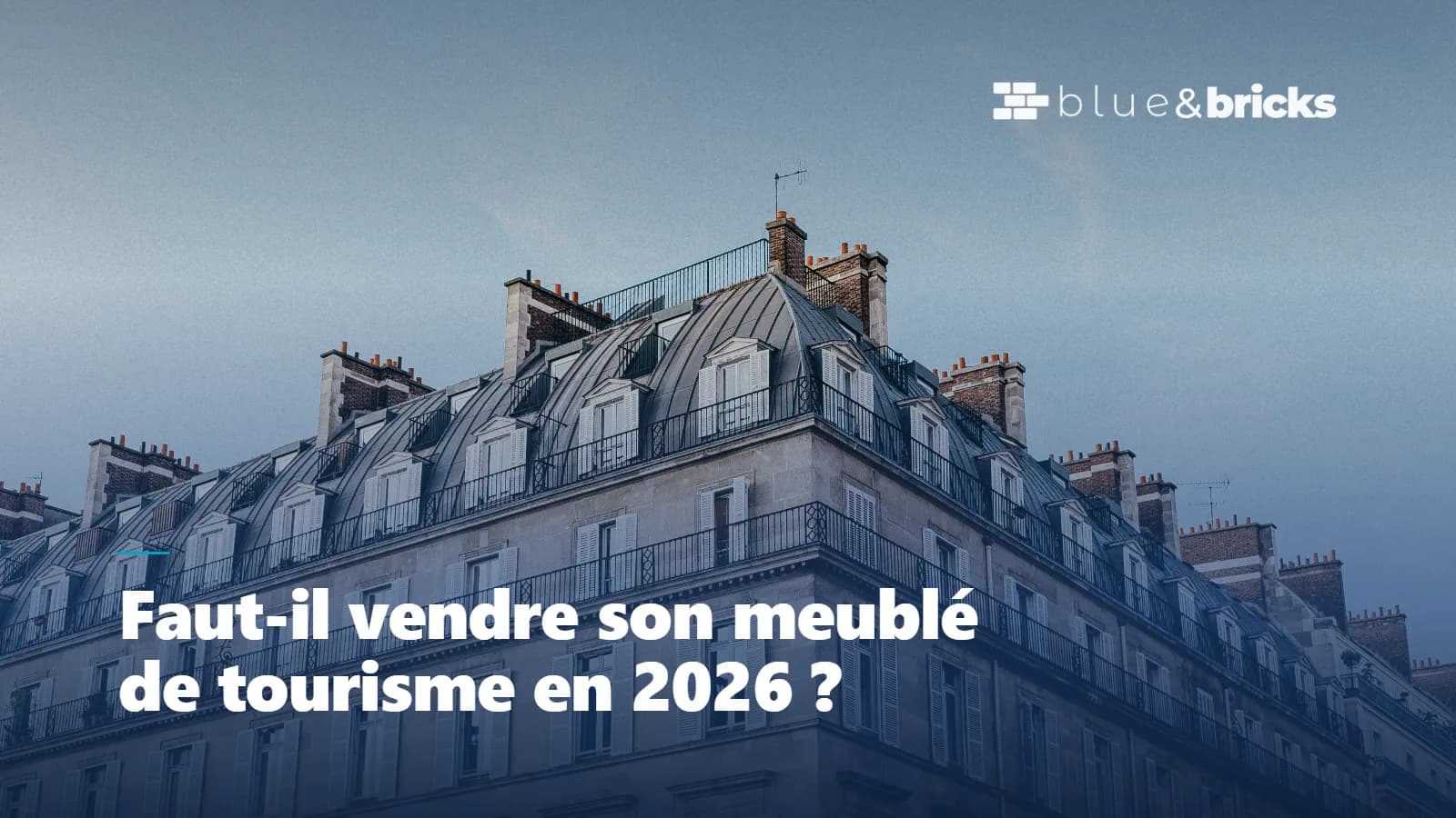 Immeuble haussmannien sous un ciel bleu, titre de l'article en surimpression
